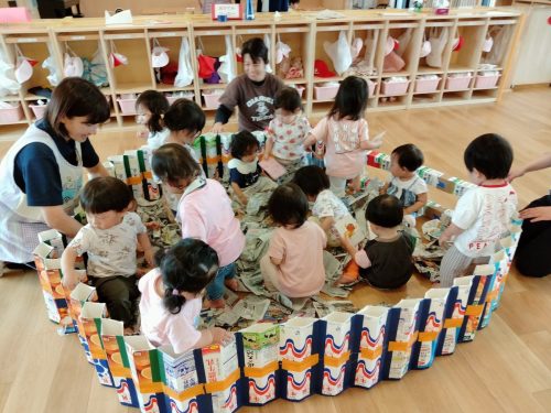 5月30日：最後は宝探しをしました。沢山の新聞紙の中からお宝が見つかるかな！？