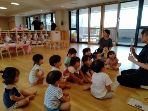 8月25日：紙芝居を見たよ！夢中になってみていたね