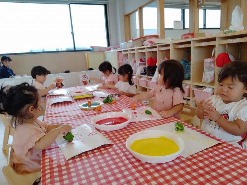 8月25日：好きな野菜を選んでスタンプ遊びをしたよ！