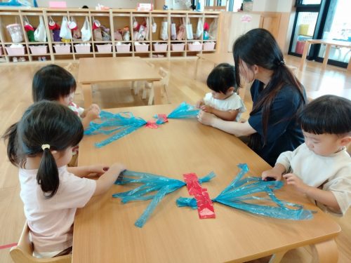 8月26日：スズランテープをビリビリっと裂きました。