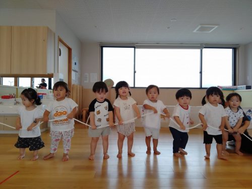 8月27日：縄で遊びました。みんなで縄を持って上下にユラユラしたよ♪
