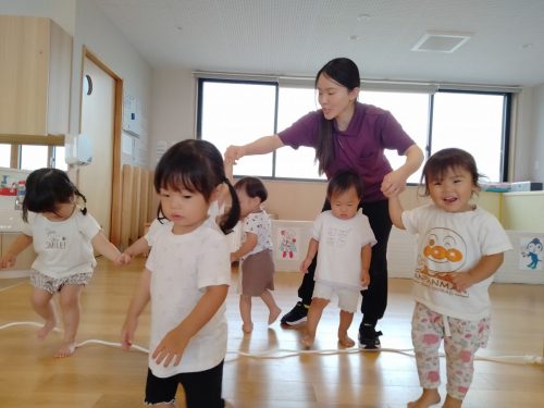 8月27日：縄を跨いでみるよ、、。上手に跨げたね！