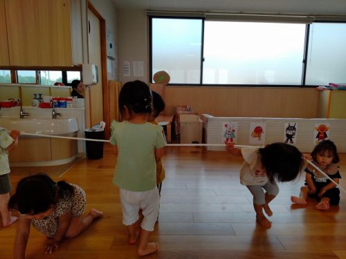 8月27日：縄の下をカメさんになってくぐるよ。
