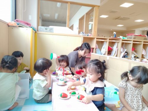 8月27日：ままごとで遊びました。美味しそうな料理が出来てるね♬