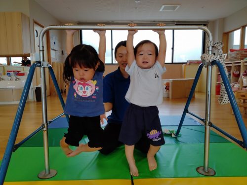 8月28日：自分の腕の力だけで、足を地面から離してぶら下がれたよ！
