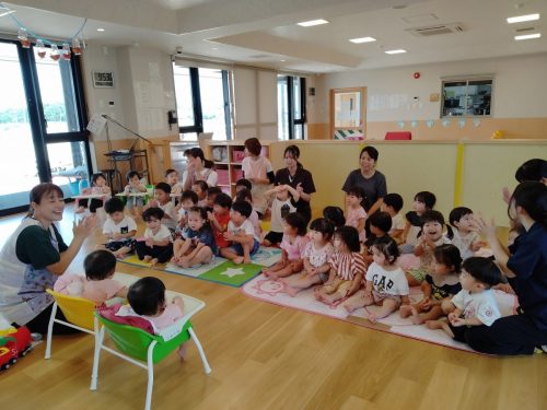 8月29日：8月生まれのお友達のお誕生日会をしました。みんなで「おめでとうー！」の拍手を送りました♪