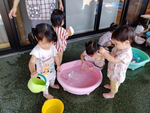 8月29日：ジョウロの使い方も上手になったね！