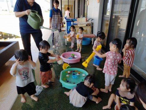 8月29日：上からシャワーが降ってくるよ！気持ちいいね。