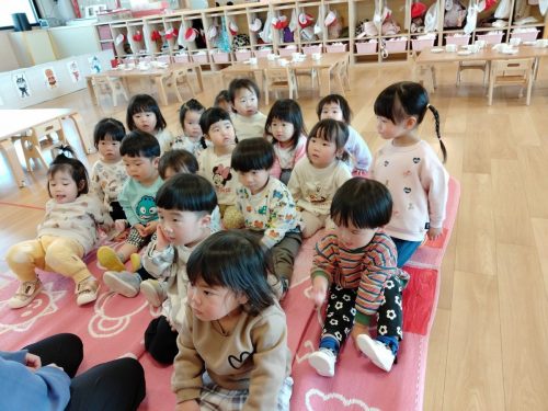 3月9日：朝の会をしました。先生の顔を見てお話聞けているね♪