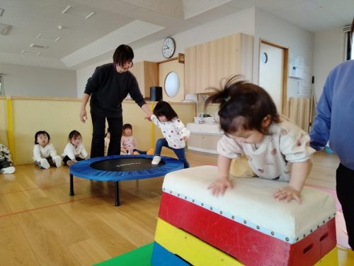 3月9日：手をついて登れたよ！トランポリンにも挑戦！