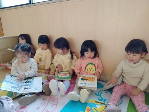 3月10日：壁ぺったんで絵本を読んでいるあか組さん☆