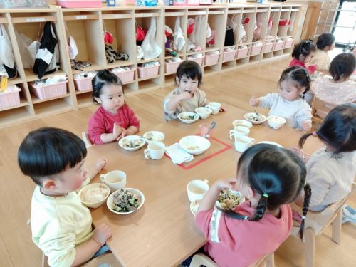 3月10日：身体測定をした後は、給食を食べたよ！