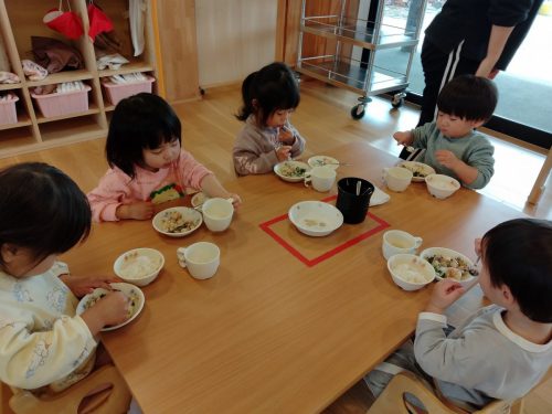 3月10日：もぐもぐ食べたね！たくさん食べて元気な体を作ろうね。