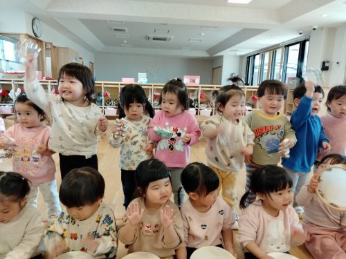 3月11日:”おもちゃのチャチャチャ”に合わせて鈴やタンブリンを鳴らしたね☆