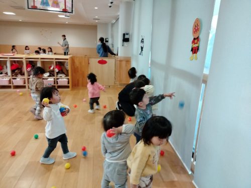 3月12日：アンパンマンとバイキンマンに向かってアーンパンチ！