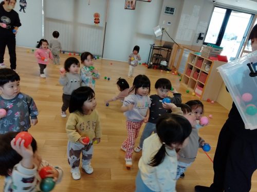 3月12日：先生が持っているカゴにボール投げられるかな？