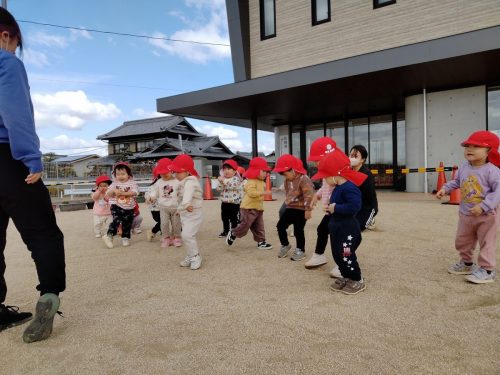 3月13日：先生の真似をして、足首を回すのにも挑戦！