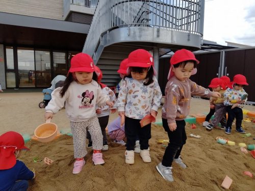 3月13日：き組さんが作った砂場の山に登ったよ！「やっほー！」