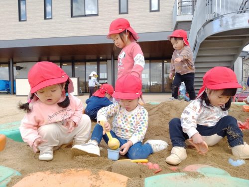 3月13日：型抜きに夢中なあか組さん♪