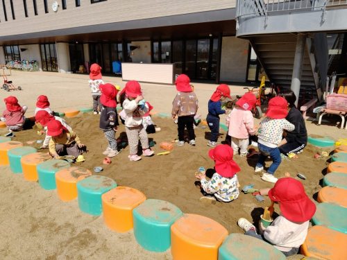 3月13日：砂場で遊んだよ！お日様ポカポカしていたね
