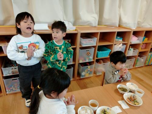 12月25日：今日のお当番さんが給食の挨拶をしてくれました。