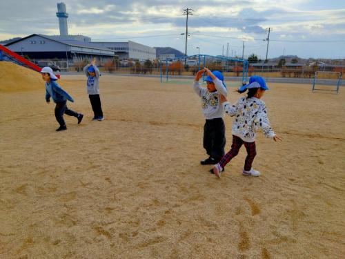 12月26日：バナナ鬼ごっこをして遊びました。