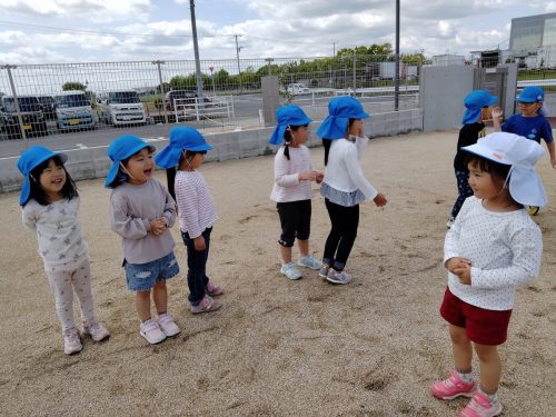 5月7日：あお帽子が警察チーム、しろ帽子が泥棒チームにわかれています！
