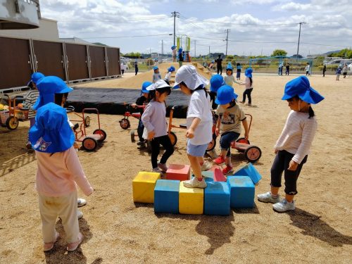 5月7日：ソフトブロックの上をバランスを取りながら上手に渡っています！