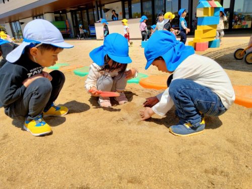5月8日：カエルさんのお墓を作ってあげているところです。