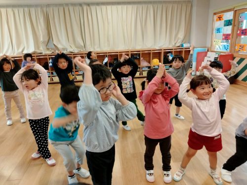 5月9日：「パプリカ」の曲に合わせて上手に踊っています♪