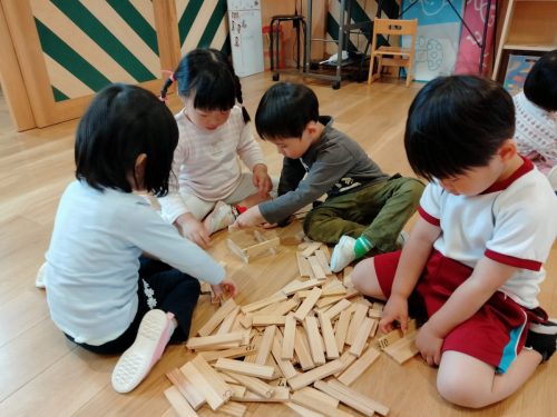 5月9日：き組さんとチームを組んでカプラ大会をしました。