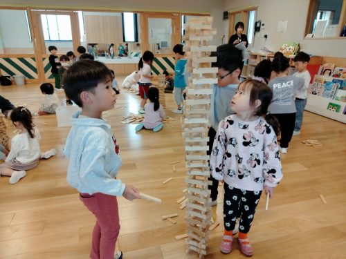 5月9日：みんなの身長より大きくなりました！倒さないように…。