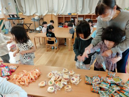 5月12日：遠足のおやつを袋詰めしました！