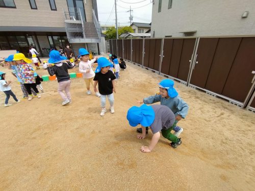 5月12日：築山を走って登っている所です。