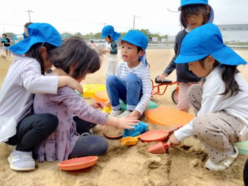 5月12日：みんなで砂場で遊びました♪何を作ろうかな？