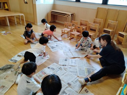 7月8日：新聞紙で遊びました！