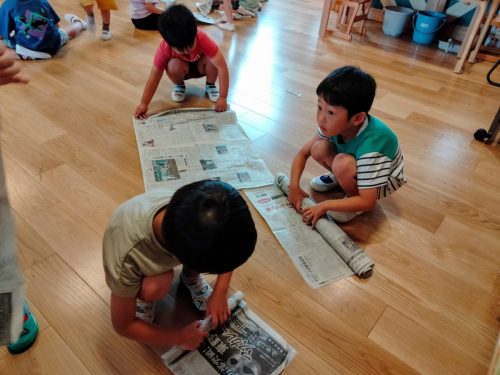 7月8日：くるくる丸めて棒を作っている所です！