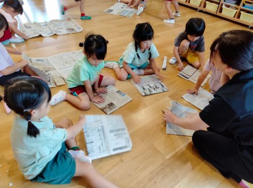 7月8日：先生に教えてもらいながら兜を作っています♪