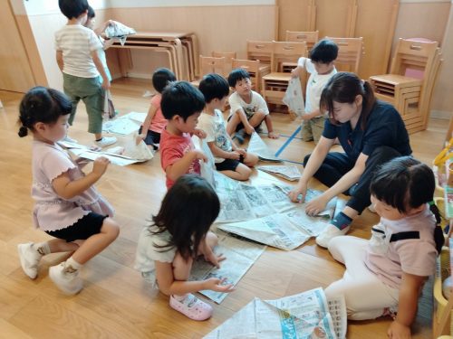 7月8日：紙鉄砲を製作中です！