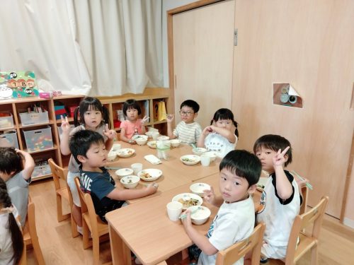 7月8日：たくさん遊んだ後の給食はおいしいね☆