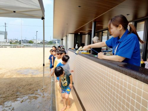 7月9日：水遊びをしました。始める前にシャワーを浴びます！