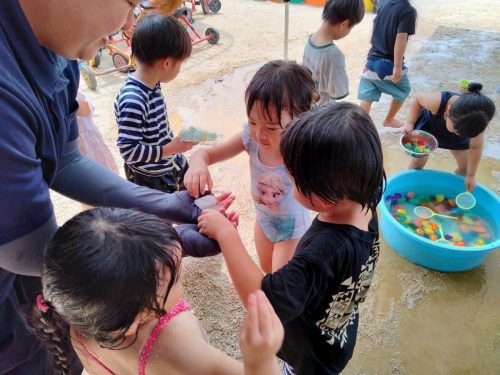 7月9日：もも組さんに氷を貰いました！冷たくて気持ちよかったね♪