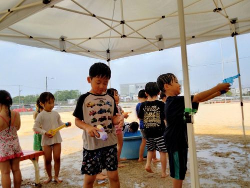 7月9日：いろんな形の水鉄砲があります！