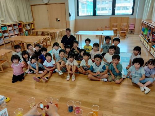7月10日：重曹や酢を入れて色の変化を楽しみます。