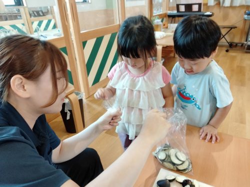 7月11日：ナスに塩を入れている所です。