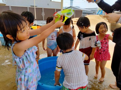 7月11日：水鉄砲で撃ち合います！