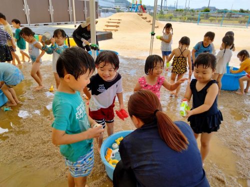 7月11日：水鉄砲に水をためています！