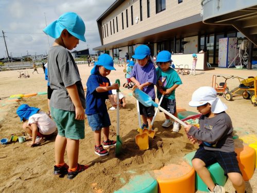 10月14日：砂場で大きな山をつくっているところです！