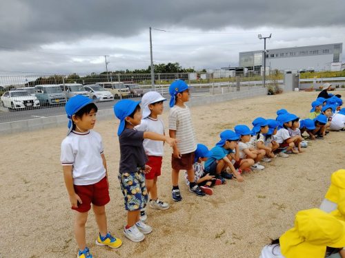 10月16日：運動会の予行練習をしました。小さいクラスの応援をしている所です。