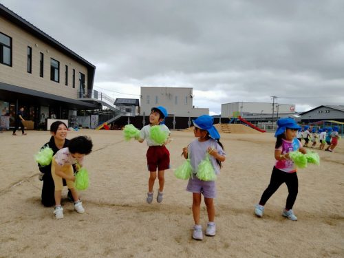 10月16日：ポンポンも持って踊ってみたよ♪